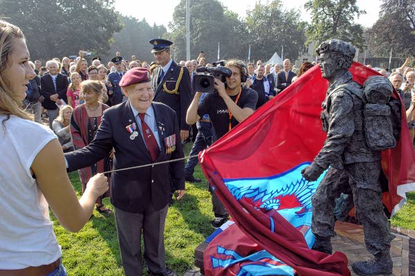 Onthulling Soldaat en Bloemenmeisje